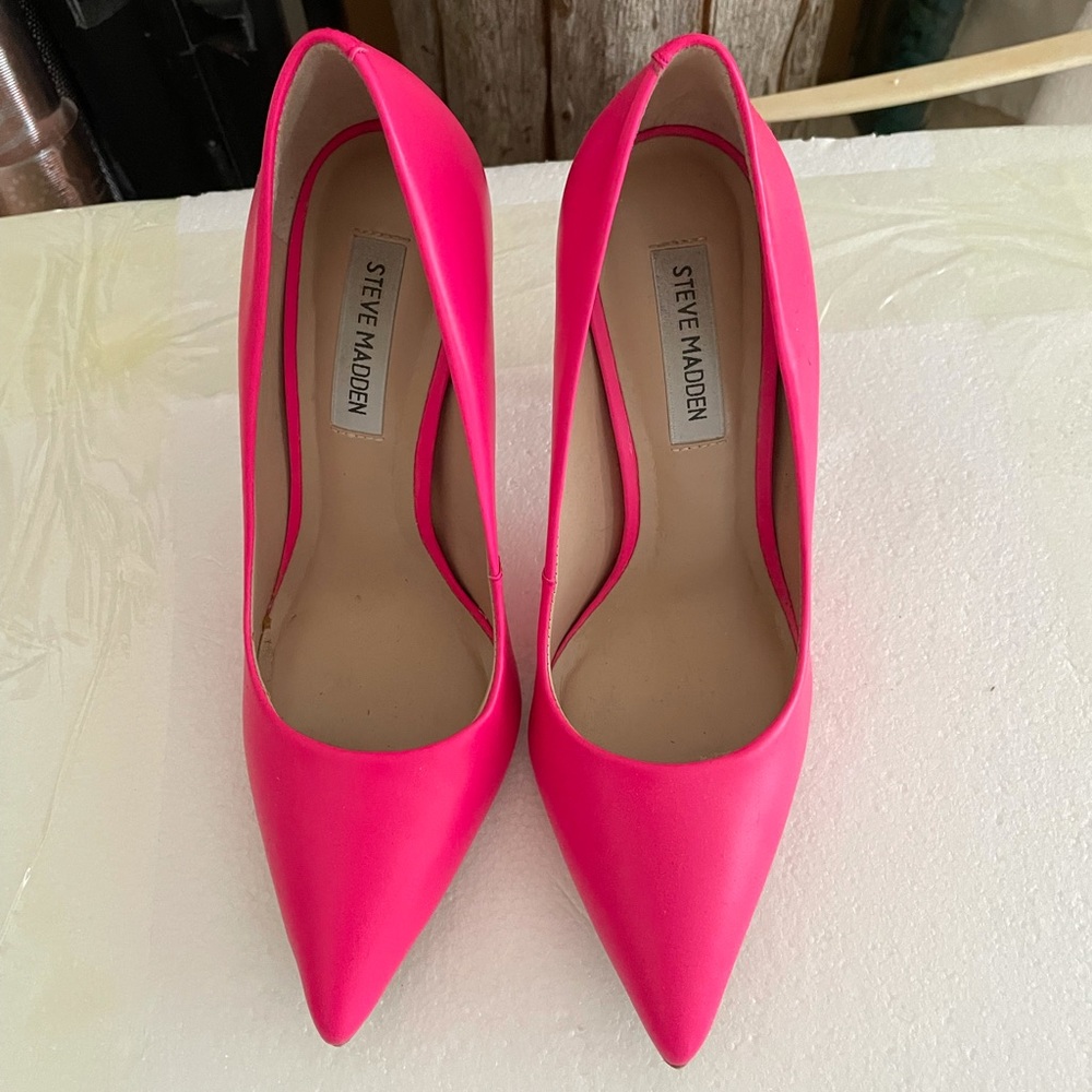 Steve Madden Neon Pink pump heels size 7 1/2